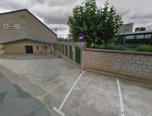 Área de autocaravanas en Baños de Río Tobía, La Rioja – Polideportivo