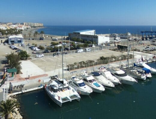 Área de autocaravanas en Caleta de Vélez, Málaga – Puerto Deportivo