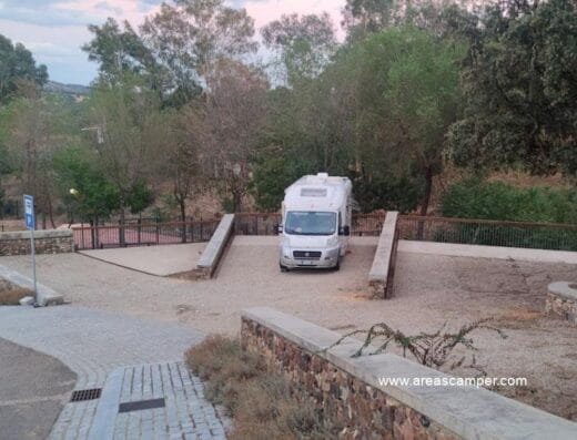 Área de autocaravanas en El Castillo de las Guardas, Sevilla