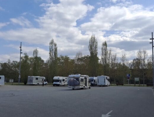 Área de autocaravanas en Manlleu, Barcelona – Pavellón de deportes