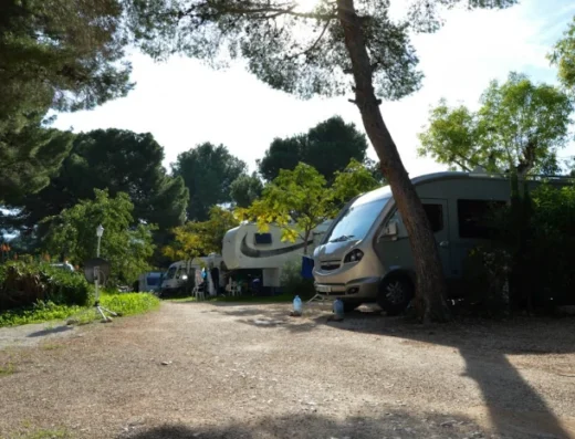 Área camper Camping Los Pinos en Denia, Alicante