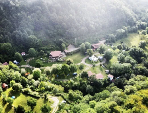 Área camper en Camping El Cares en Santa Marina de Valdeón