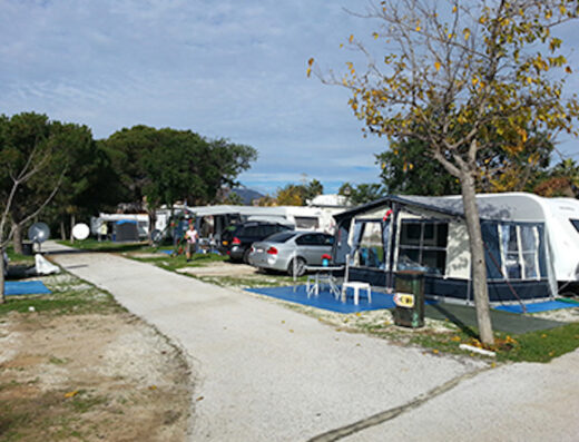 Área camper Camping La Buganvilla en Marbella, Málaga