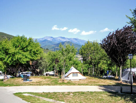 Área camper Camping La Viorna en Santo Toribio