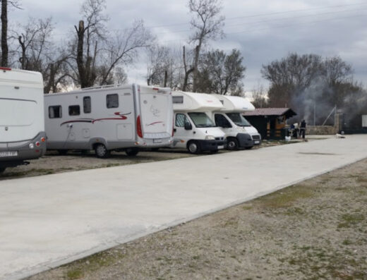 Área de autocaravanas en Sotillo de la Adrada, Ávila – El Viruta