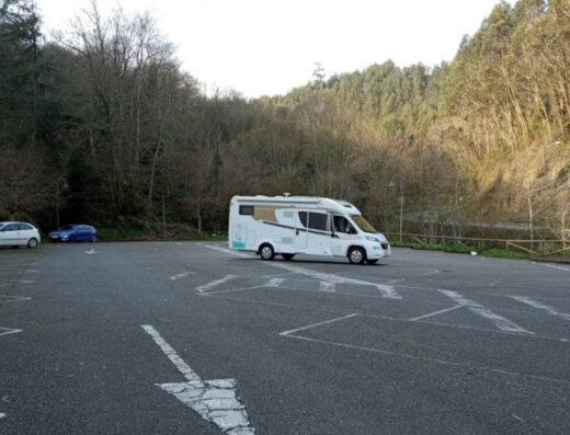 Parking pernocta autocaravanas en Tazones, Asturias