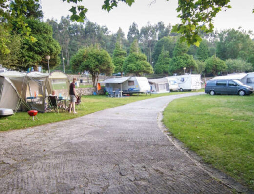 Área camper Camping Las Hortensias en Ribadedeva, Asturias