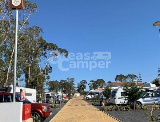 Área de autocaravanas Costa do Vizir en Porto Covo, Portugal