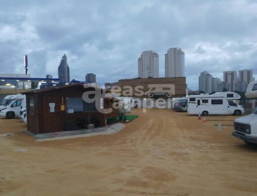 Área de autocaravanas Sunbeach Campark en Finestrat-Benidorm