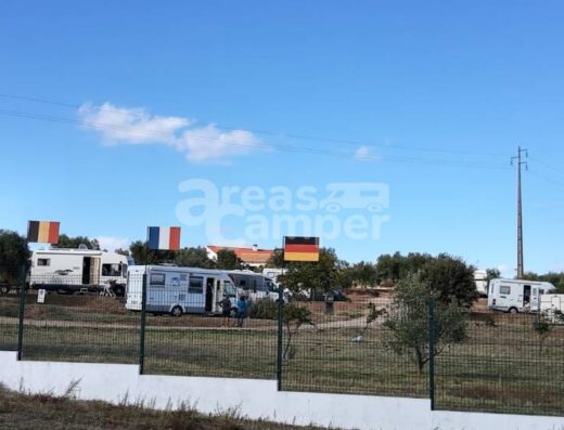 Área camper en Camping Os Anjos en Campo Maior, Portugal