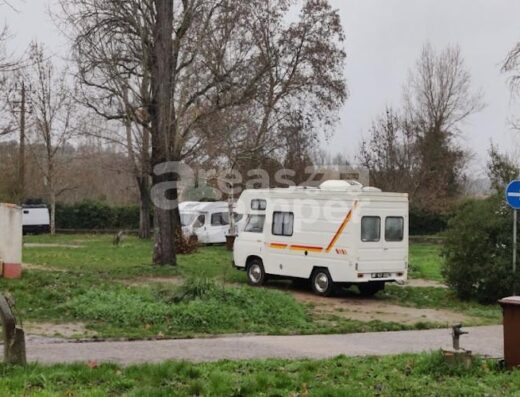 Área de autocaravanas en Tomar – antiguo camping, Portugal
