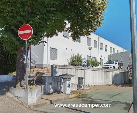 Área de autocaravanas en Oleiros, Portugal – Punto de servicio