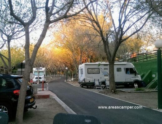 Área camper Camping El Pino en Torrox Costa, Málaga
