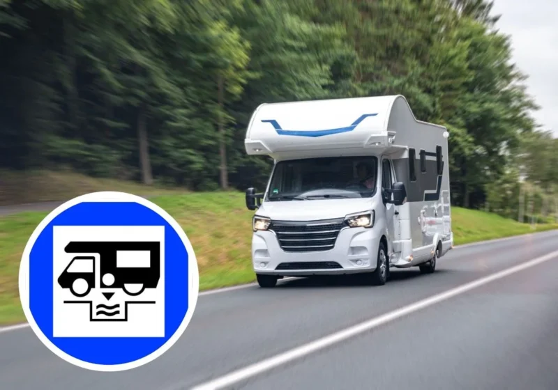 Señal de tráfico S-128 azul con icono de autocaravana y símbolo de vaciado de aguas, fondo de carretera y área de servicio